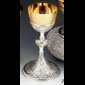 Calice 8 5/8" (22 cm) Ht. - Hauteur: 8 5/8" (22 cm) / Ciselé à la main / Coupe en argent / Aussi disponible doré avec un supplément (Photo non disponible), s.v.p. envoyer-nous un courriel avant de commander. / N.B.: Lorsque l'article n'est pas en stock et qu'il est "disponible sur commande", le délai de réception est d'environ...