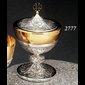 Ciboire - Hauteur: 8 1/4" (21 cm) / Diamètre: 5 1/2" (14 cm) / Ciselé à la main / Coupe en argent / Aussi disponible doré avec un supplément (Photo non disponible), s.v.p. envoyer-nous un courriel avant de commander. / N.B.: Lorsque l'article n'est pas en stock et qu'il est "disponible sur commande",...