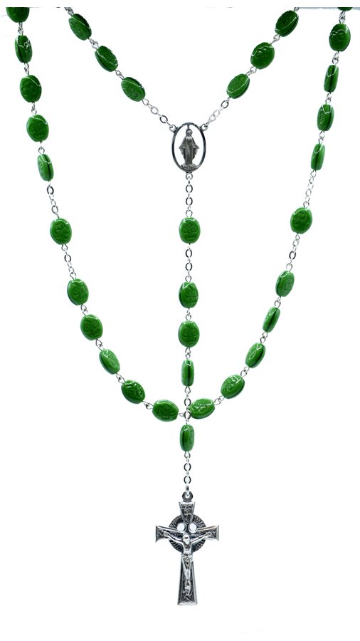 Chapelet vert, chaîne et crucifix en argent, 64 cm